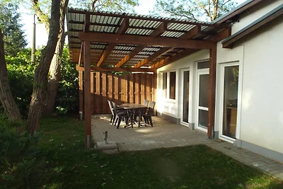 Moderner Bungalow im Ferienpark mit Seezugang