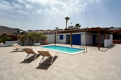 Spaziosa villa a Playa Blanca con piscina