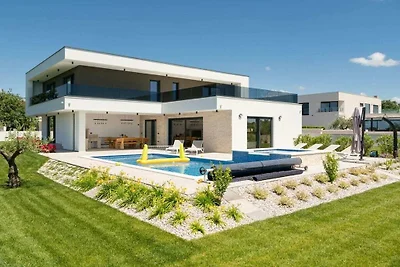 Villa in Juršići mit Schwimmbecken