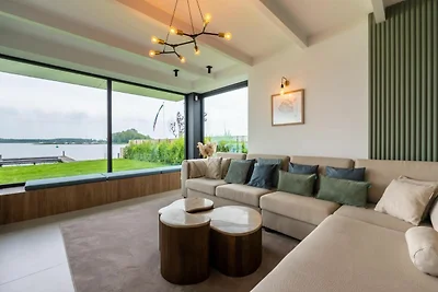 Attraktive Villa mit Bootssteg