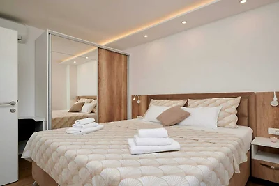 Exclusive Okrug Gornji Apartment with Shared ...