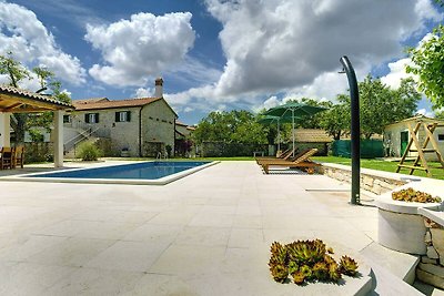 Traditionelles Ferienhaus mit Pool in Rojnici