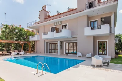 Luxuriöse Villa mit Pool in Anavissos