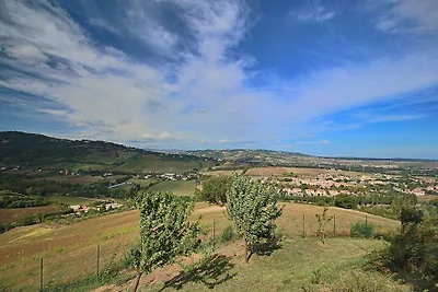 Agriturismo con piscina a Montelabbate