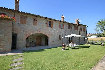 Ansprechende Wohnung in Todi mit Swimmingpool