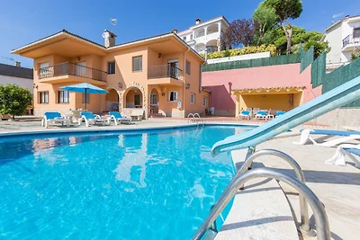 Geräumige Villa mit 6 Schlafzimmern in Blanes