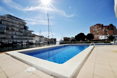 Komfortable Wohnung in Roses mit Poolblick