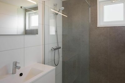 Moderna casa con lavastoviglie e microonde a ...