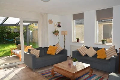 Schönes Ferienhaus mit Sauna in Strandnähe