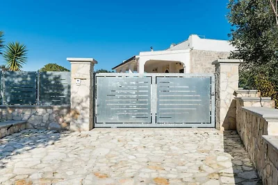 Villa in Ostuni mit Terrasse und Parken
