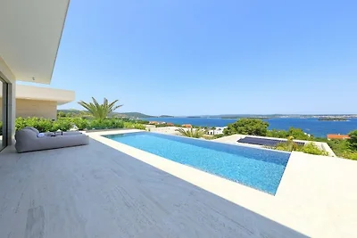 Villa in Tkon mit Schwimmbecken