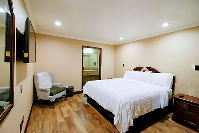OYO Pinewood Inn & Suites Silsbee | Kingsize...
