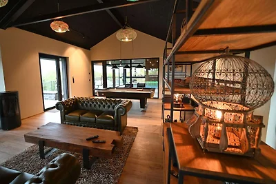 Luxuriöses Ferienhaus mit Innenpool