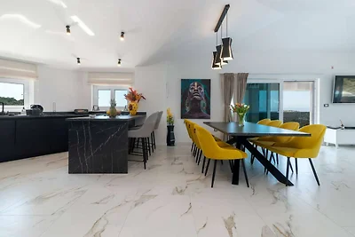 Luminous Infinity Villa with Pool and Gym - S...
