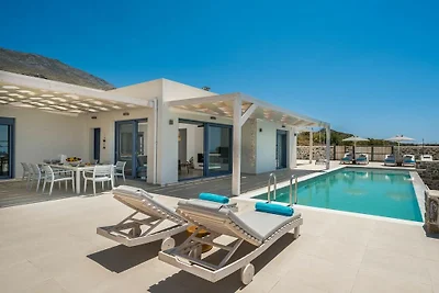 Villa in Kerames mit Schwimmbecken