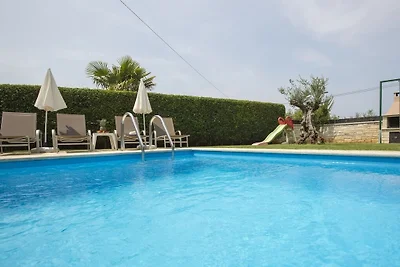 Ferienhaus in Tinjan mit Schwimmbecken