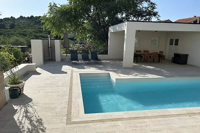 Dom wakacyjny w Murterze z basenem