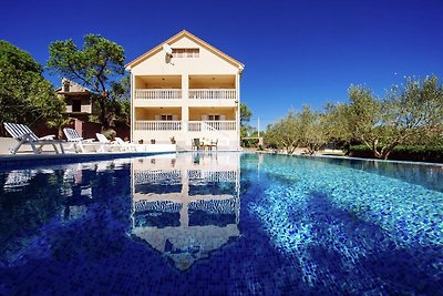 Modernes Ferienhaus in Kakma mit Swimmingpool