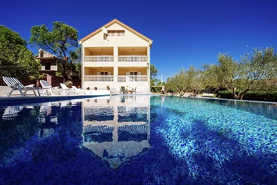 Moderna casa vacanze con piscina a Kakma