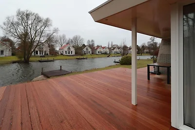 Premium-Wellness-Villa am Wasser