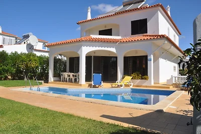Geräumige Villa mit vier Schlafzimmern und pr...