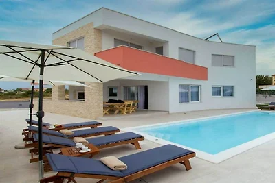 Villa in Vrsi mit Schwimmbecken