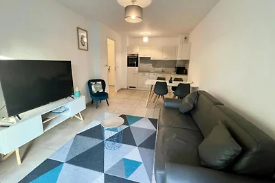 Moderne 2P-Wohnung, Pool, Parkplatz, neu