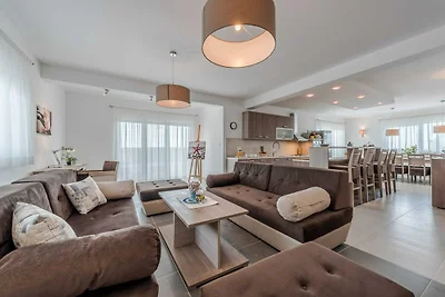 Classic Four Bedroom Villa with Sea View and ...