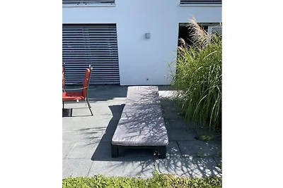 Con amplia terraza y jardín