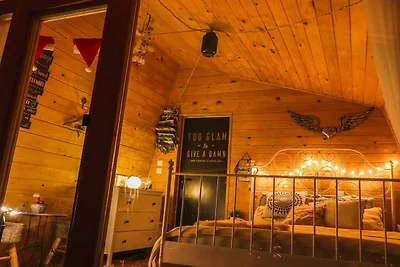 Rustic Refuge Glamping with Hot-Tub and Sauna...