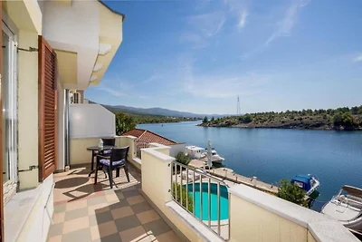 Appartamento con piscina, vista mare a...