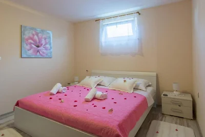 Six Bedroom Holiday House With Pool