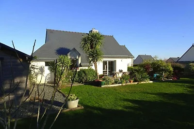 Casa con giardino tropicale vicino alla costa