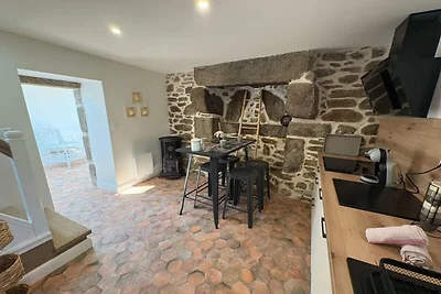 Gerenoveerd stenen huis aan de kust in...