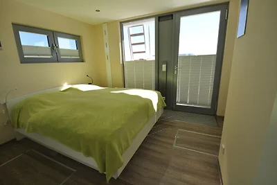 Casa galleggiante nel porto della città di...