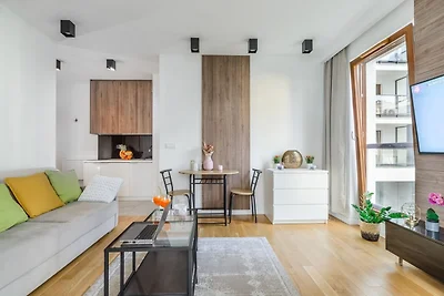 Warschauer Wohnung mit ruhiger Loggia