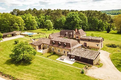 Schönes Ferienhaus in Issac mit Schwimmbad