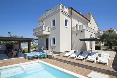 Villa in Premantura mit Schwimmbecken