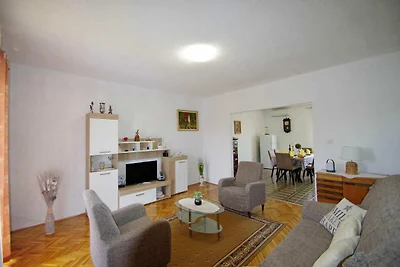 Ruhige Ferienwohnung in Šajini mit Garten
