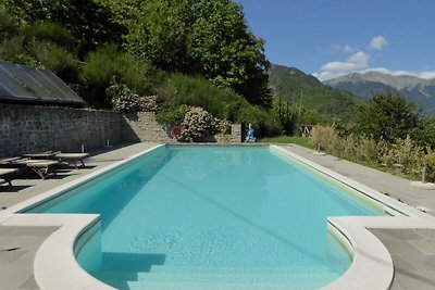 Spazioso chalet con piscina a Cutigliano
