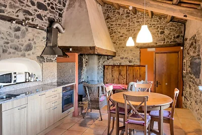 Appartement in La Garrotxa met uitzicht op he...