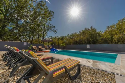 Hübsche Villa mit Pool und Terrasse