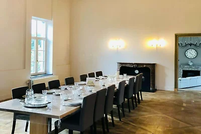 Elegantes Herrenhaus am Hang