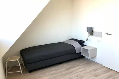 Schöne Lodge parallel zur Einkaufsstraße.