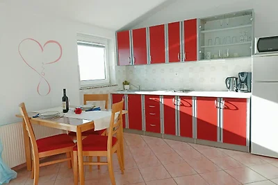 Geräumige Wohnung in Senj mit Swimmingpool