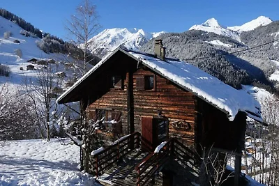 Chalet in den Alpen in der Nähe von Skipisten...