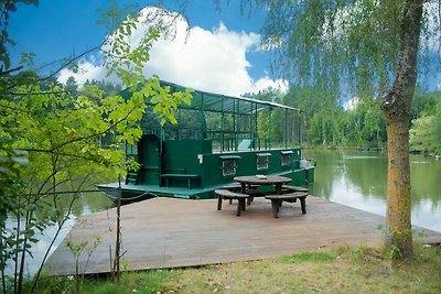 Bequemes Boot auf einem privaten Fischsee im ...