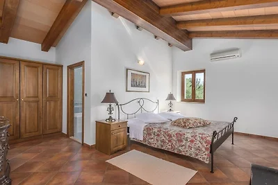 Villa in Koromacno mit Balkon