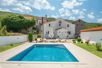 Accogliente villa di montagna per 10 a Slivno