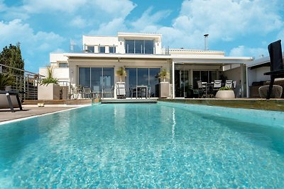 Villa mit privatem Pool und Blick auf die...